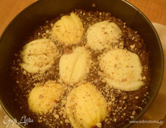 Дно формы  (у меня Ф-20 см) застелить бумагой для выпечки. Смазать дно и бока формы маслом, вылить тесто. Яблоки разрезать на четвертинки, очистить от кожицы и семян и надрезать на пластинки, не доходя до края. Выложить на тесто, слегка притопив.