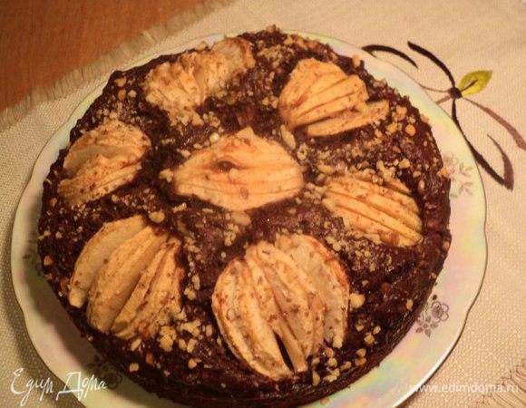 Выпекать при температуре 175 градусов 45 минут. Готовому пирогу дать немного остыть, вынуть из формы и смазать яблоки медом при помощи кисточки.