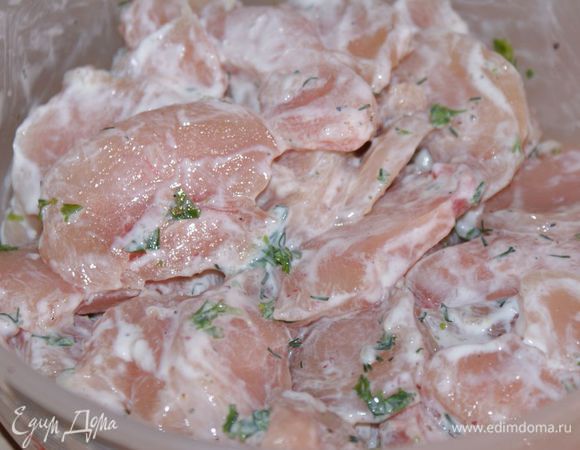 Курицу нарезать кусочками, натереть перцем, солью и зеленью. Добавить йогурт и все перемешать. Оставить на 1-2 часа. 