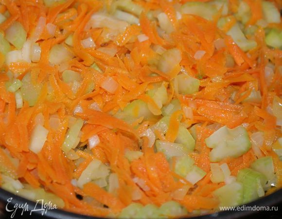 Морковь натереть на терке, лук мелко нарезать. Сельдерей нарезать пластинками. 
В сковороде разогреть растительное масло и обжарить овощи, 5 минут. 