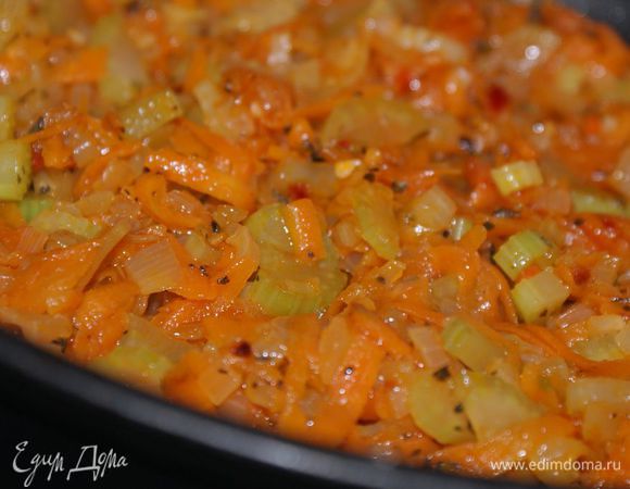 Добавить томатную пасту, соль, перец, базилик. Тушить 10 минут.