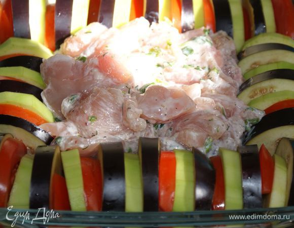 Кабачок и баклажан нарезать кружочками. Также нарезать помидоры. Если помидоры большие, то можно каждый кружочек разделить на 2 части. 
Выложить в форму для запекания по краям поочередно кабачок-помидор-баклажан (в любой последовательности). в серединку выложить курицу. 