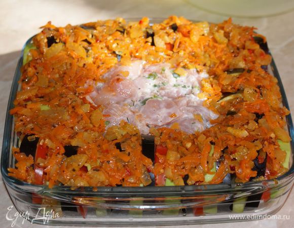 Сверху на овощи выложить нашу зажарку. 