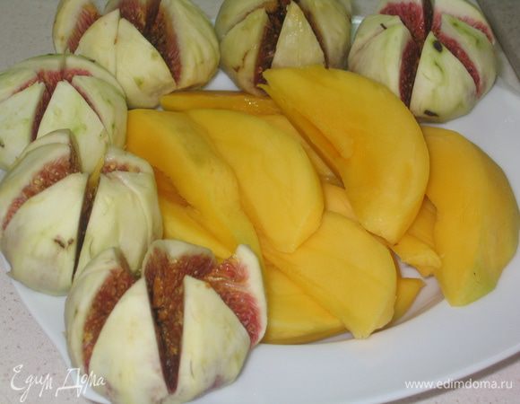 Фрукты здесь могут быть разные. Мне понравилось сочетание инжира и манго. Подготовить фрукты: инжир очистить от кожуры и каждый надрезать на 6 долек; манго очистить и нарезать тонкими пластинками

