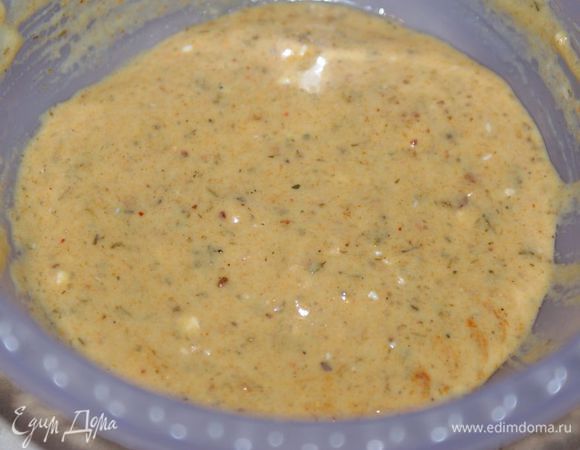 Смешать горчицу с оливковым и сливочным маслом, вином, добавить чеснок, соль, пряности и тщательно перемешать.