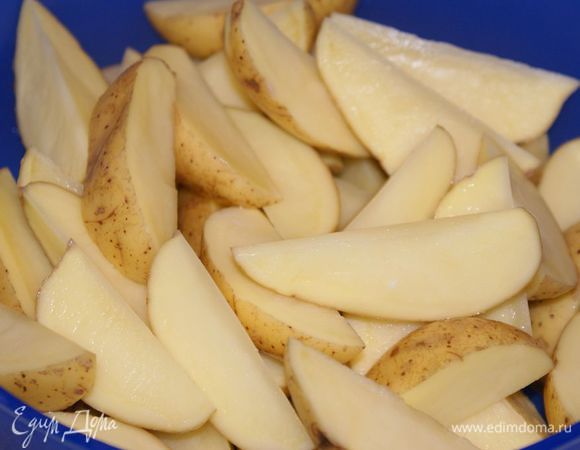 Картофель хорошо вымыть и разрезать каждую картофелину на 6 частей.