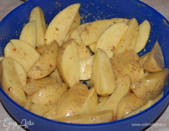 Готовую смесь добавьте в миску с картофелем и перемешать руками.