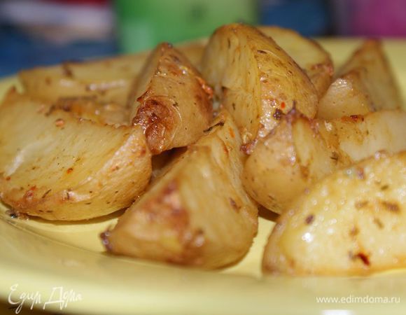 Уложить картофель одним слоем на противень. Духовку разогреть до 210 градусов. Запекать примерно 15-20 минут с одной стороны, затем перевернуть и запекать с другой до полной готовности. 

Приятного аппетита!