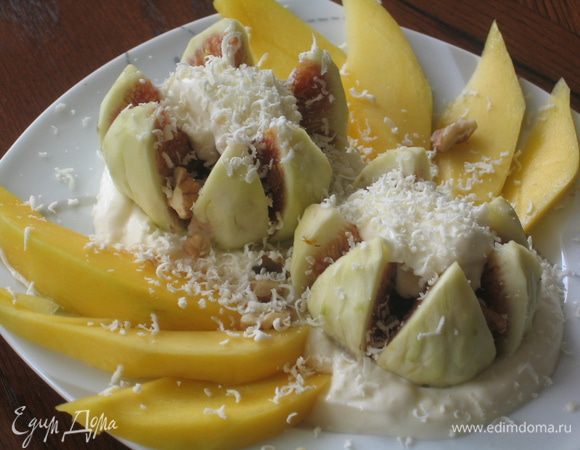 Собираем десерт: 2 ст.л. крема выложить в сервировочную тарелку, поверх разместить инжир с раскрытыми дольками...посыпать орехами...разложить веером манго. В центр каждого инжира добавить по 1 ч.л. крема. Сверху натереть шоколад. Десерт готов. Жизнь прекрасна!!!