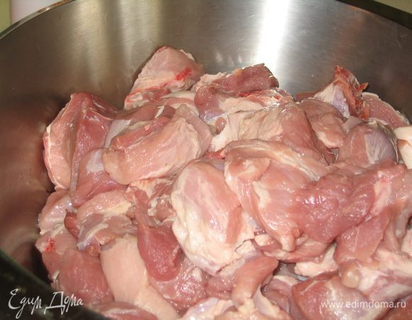 Мясо хорошо промыть и нарезать кубиками размером с половину кулака
