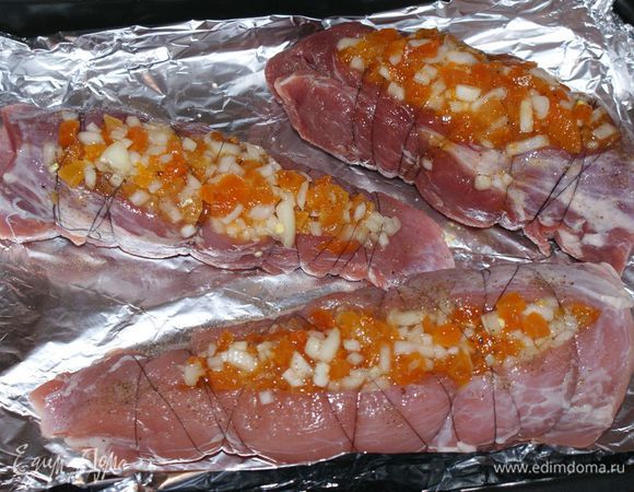 Обвязываем вырезку нитью, чтобы мясо не потеряло форму, а начинка не вывалилась при запекании.