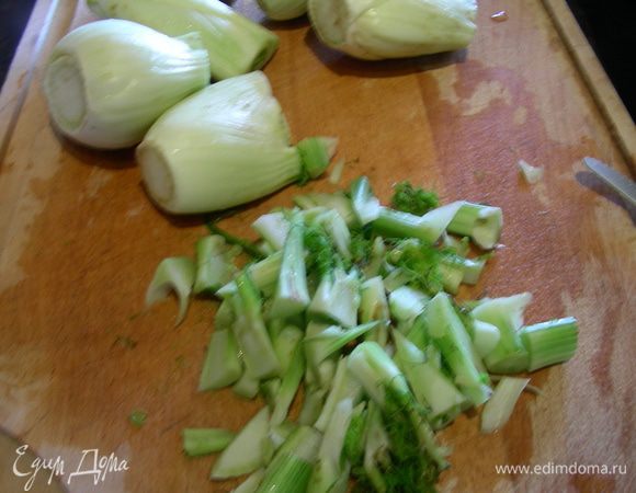 У фенхеля отрезаем зеленые части и нарезаем их тонкими полосками в длину, мы будем ими фаршировать рыбку.

