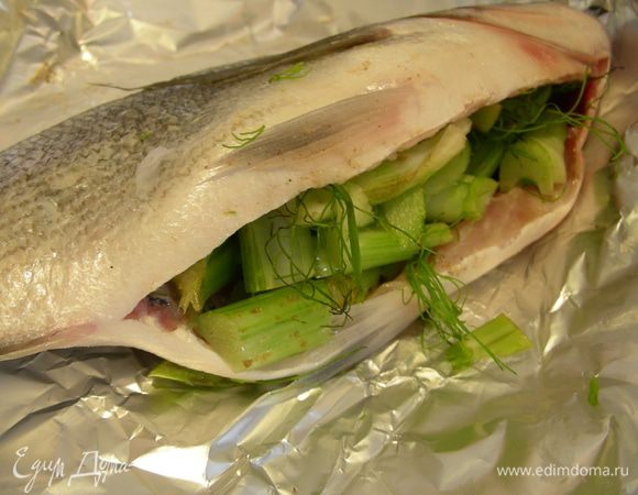 Берем нашу рыбку, выкладываем ее в фольгу. С помощью кисточки смазываем ее внутри анисовым аперитивом, солим, перчим, а затем распределяем там семена фенхеля и наполняем ее зелеными частями фенхеля. С помощью кисточки смазываем ее оливковым маслом и готовим на гриле или в духовке (в обычном режиме или в режиме гриль) минут 20.
