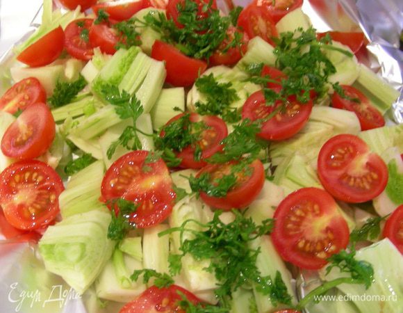 В качестве гарнира возможны два варианта. В книге предлагают салат из фенхеля и помидоров черри. Для него мелко режем фенхель, помидоры черри напополам, шинкуем кервель. Все перемешиваем и заправляем так: оливковое масло + лимонный сок + горчица, соль, перец. У меня муж сырой фенхель не ест, поэтому я овощи запекла в конвертике из фольги, посыпав их кервелем и полив лимонным соком (минут 30). 

