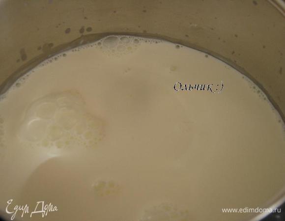 Нагреваем сливки в кастрюльке, не кипятим!