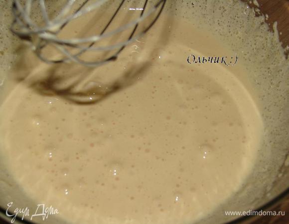 Желтки взбиваем с сахаром и ванилином.