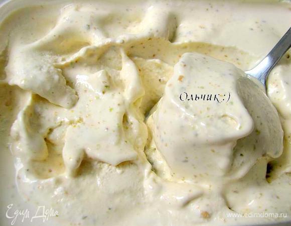 Для приготовления мороженого я использовала мороженицу, можно обойтись без нее, просто перелить массу в контейнер и отправить в морозилку на 4 часа, каждые 30 минут взбивать мороженое венчиков, тогда оно получится воздушным, как и то, что из мороженицы!!! Готовое мороженое я переложила в контейнер, оно отлично хранится в морозилке, единственное, перед подачей нужно дать ему постоять при комнатной температуре 10 минут. Тогда из него легко можно сформировать красивые шарики ложкой для мороженого.