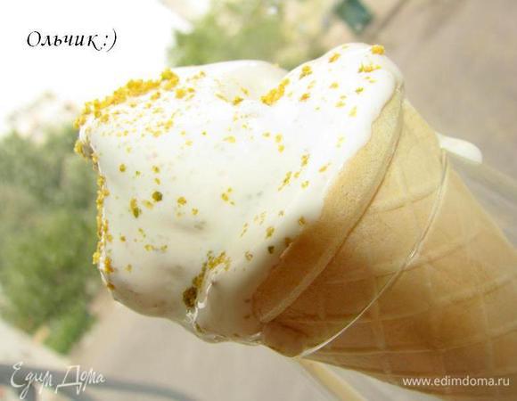 Вот такое мороженое получилось сразу из мороженицы - легкое, тающее, мягкое.....
