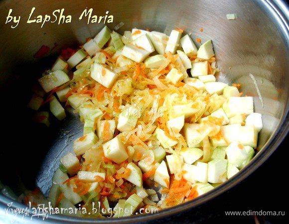 В большой сковороде с толстым дном обжарим лук, кабачок и морковь на оливковом масле до прозрачности лука. 