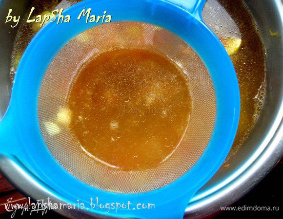 К овощам добавим готовый бульон, процедив его через сито.
