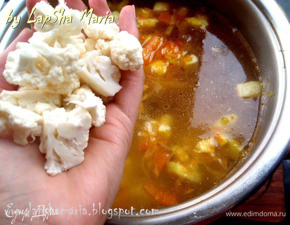 Когда бульон вскипи, добавим цветную капусту и поварим её 15-20 минут до готовности. Попробуйте суп, при необходимости добавьте соль.