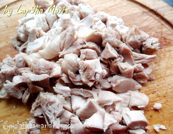 Курицу из бульона нарежем на кусочки и добавим к супу.