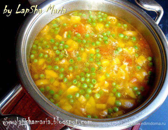 Когда цветная капуста и кабачок будут практически готовы, добавляем зеленый горошек и пасту. Варим все вместе 10-15 минут. Супу надо дать хотя бы пол часа, чтобы он настоялся и можно подавать к столу приправив натертым сыром.