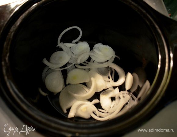 Смазать слегка слоукукер внутри маслом или использовать спрей. Выложить лук на дно.