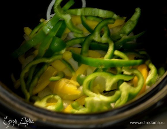 Затем поверх лука выложить сладкий перец, я использовала зеленый и желтый.