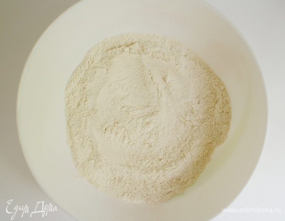 В миску просеять муку, порошок для выпечки, соль, ванилин и корицу.