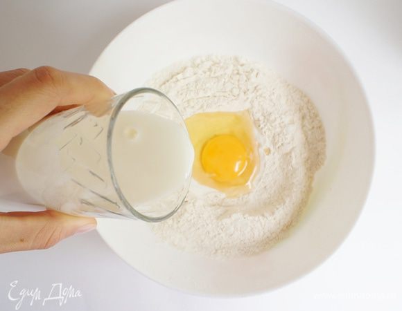 Влить кефир. Перемешать.