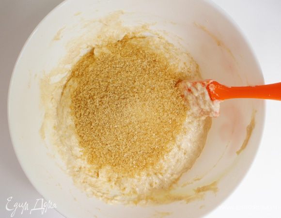 Сахар. Перемешать. (Если тесто будет слишком густое, разведите его небольшим количеством кефира).