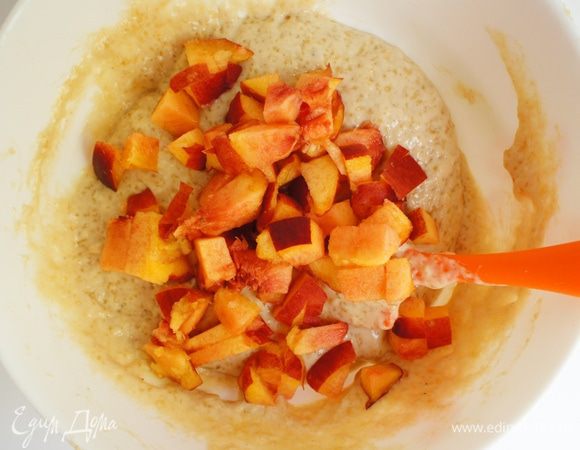 В смесь аккуратно подмешать нарезанные кусочками персики.