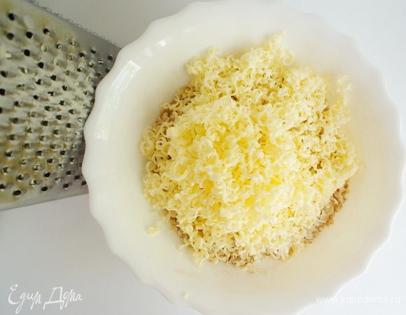 Добавить натертое на мелкой терке сливочное масло Перетереть смесь до образования грубой крошки (я делала это руками). 