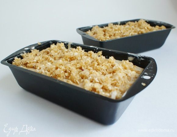 На тесто, которое уже в формочке, ровным слоем выложить штройзель. И поставить в разогретую до 180С духовку. Запекать мини-хлебушек ~ 40-45 минут (готовность проверить зубочисткой, если она выходит сухая, то значит он готов).