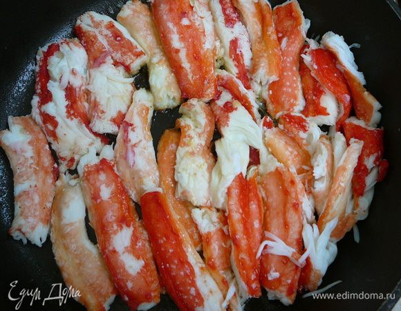 Слегка обжарить на сливочном масле, чтобы выпарить лишнюю жидкость.