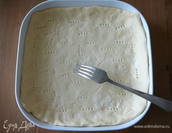 Сделать на тесте наколы вилкой.