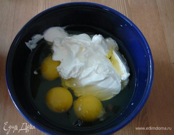 Для заливки нам потребуются яйца и сметана.