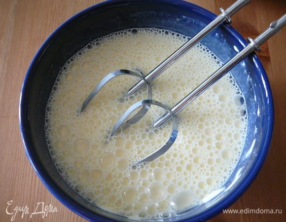 Перемешать и слегка взбить.