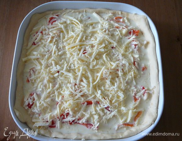 Сверху посыпать натертым на крупной терке сыром. Выпекать при 200 градусах 25-30 минут