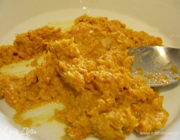 Готовим маринад. Для это смешиваем в процессоре чеснок, лук-шалотт, лемонграсс, куркуму, галангу, чили, соль, перец и постепенно добавляем масло до получения однородной массы. Для второго варианта: смешиваем щепотку куркумы, порошка чили или паприки, гранулированного чеснока, сок 1/3 лайма, я бы еще добавила маленькую щепотку имбиря. 

