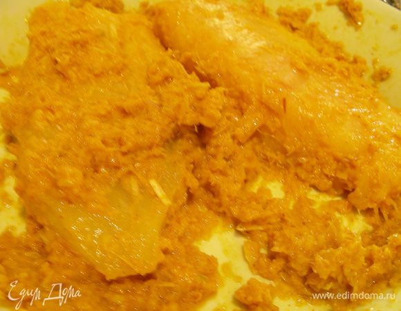 Рыбу нарезаем средними кусочками, обмазываем маринадом и отправляем в холодильник минут на 15. Затем выкладываем ее на фольгу и готовим на гриле или в духовке (в конце можно включить гриль) минут 10-15. Маринад можно оставить или удалить большую его часть. 

