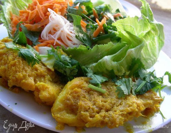 Подаем ее с гарниром, например рис или вьетнамский салат, слегка взбрызнув ее рыбным соусом и присыпав кинзой. Приятного аппетита)

