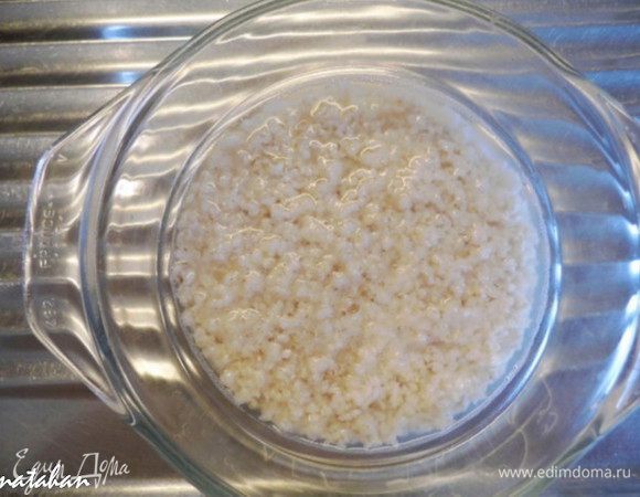 Овсяные хлопья залить кипятком и оставить на 30 минут для набухания.