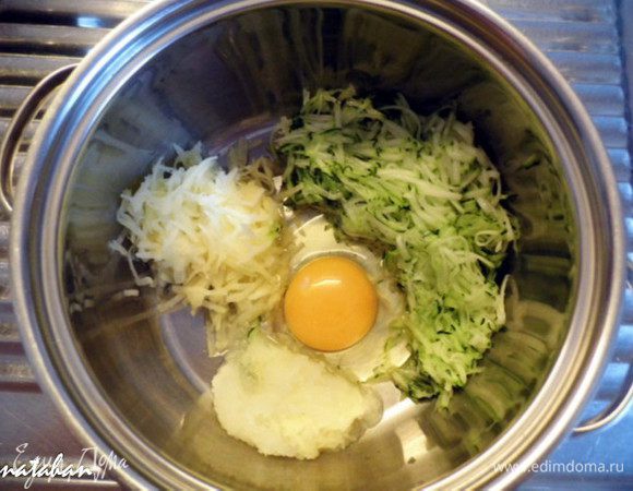 Картофель и лук почистить. Овощи помыть и натереть на мелкой тёрке. Добавить яйцо.