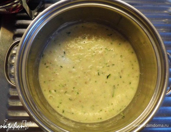 В кастрюльке смешать овощную массу с мукой, разрыхлителем и разбухшей овсянкой (лишнюю воду слить!!). 