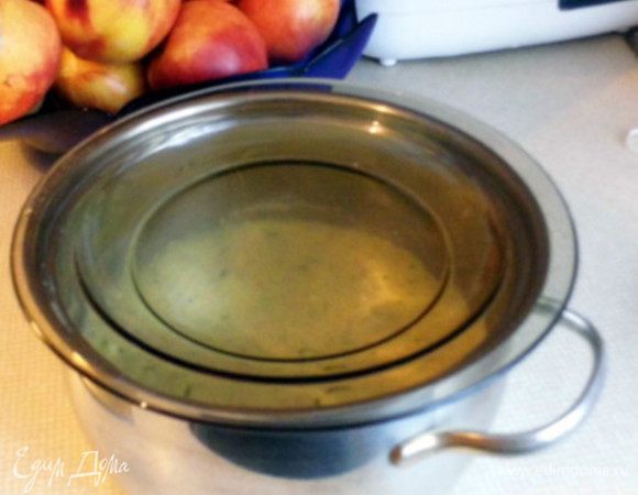  Добавить соль и специи. Тщательно размешать. Закрыть кастрюльку и оставить на 1 час "отдыхать".