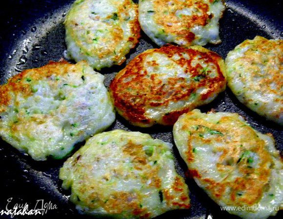 Нагреть сковороду с растительным маслом и жарить оладьи с двух сторон до красивого золотистого цвета.