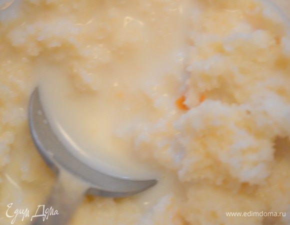 Хлебный мякиш залить теплым молоком, дать постоять 10 минут.