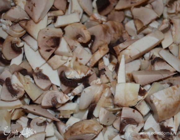 Грибы и лук мелко нарезать. 